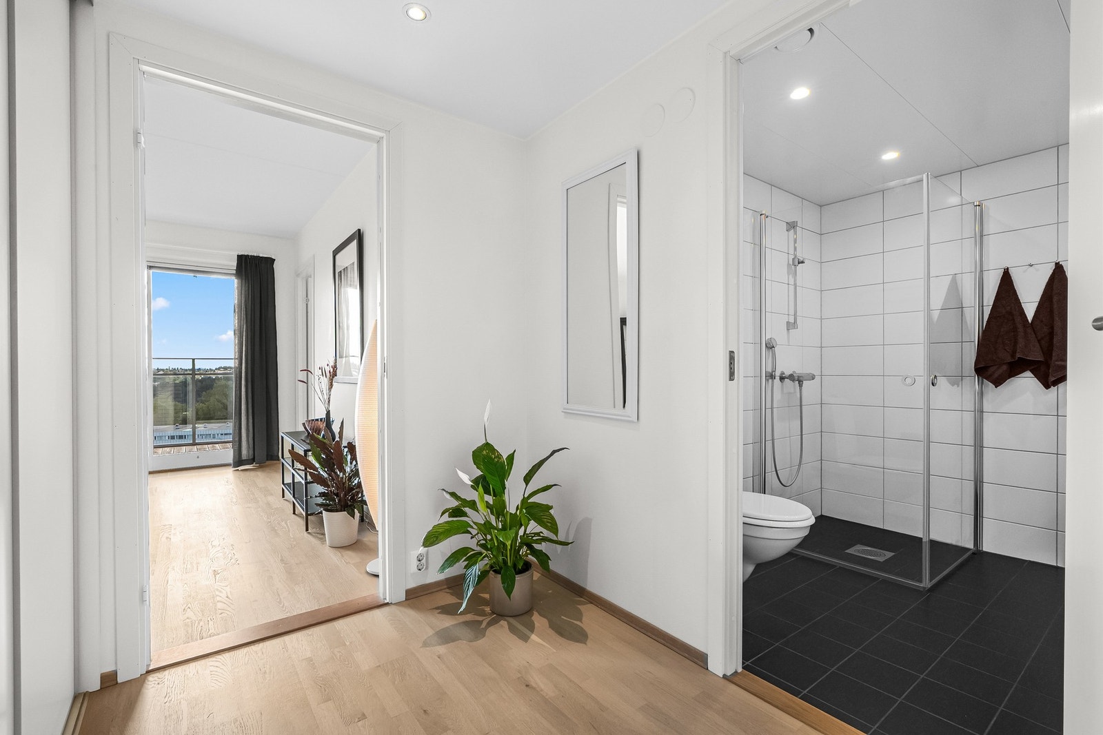 Via den romslige gangen tar vi turen videre inn på badet. Galleribilde
