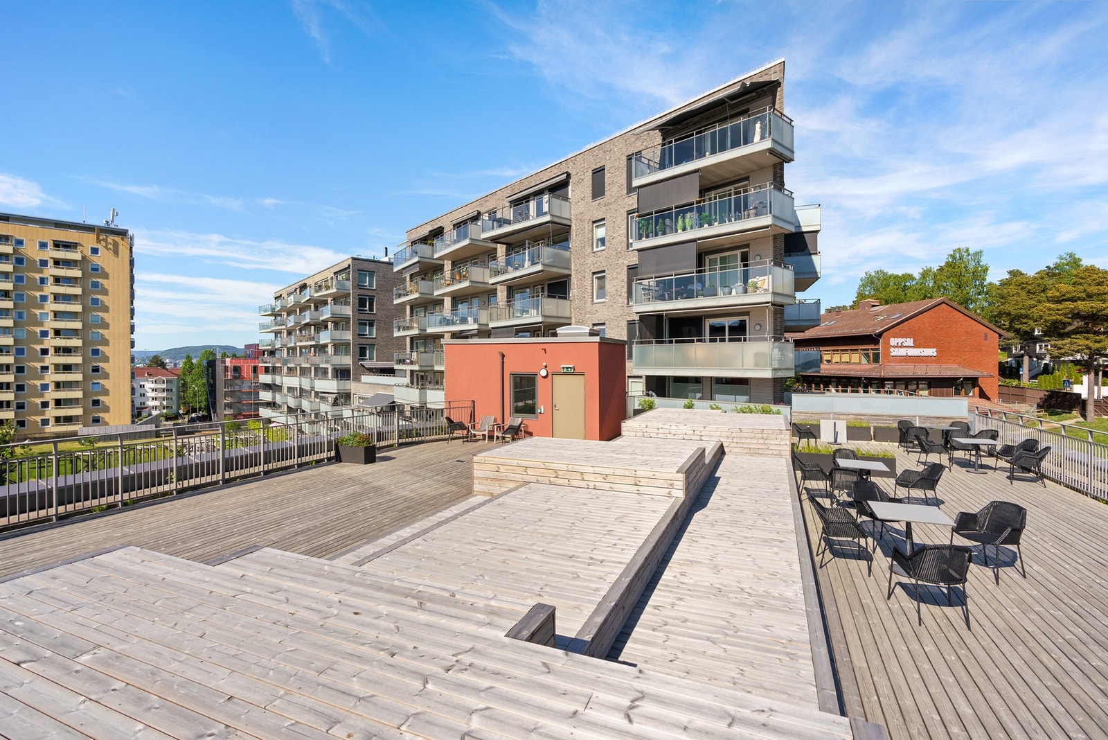 I tillegg til egen vestvendt balkong har borettslaget to solrike takrerrasser. God plass til gjester og sol fra morgen til kveld. Galleribilde