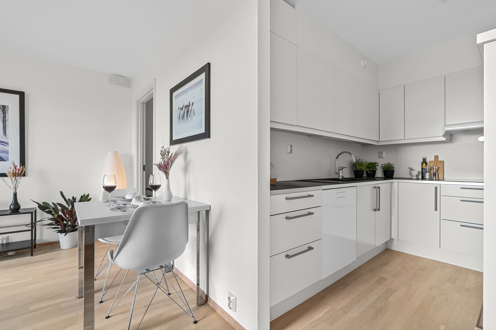 Moderne HTH-kjøkkeninnredning fra 2018 med slette fronter og lys under overskap. Galleribilde