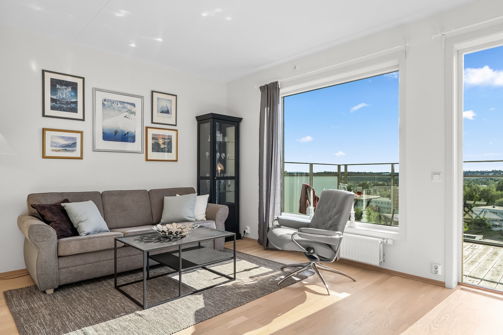 Det er fin plass til både sofa, tv-møblement og spisebord i stuen. Galleribilde