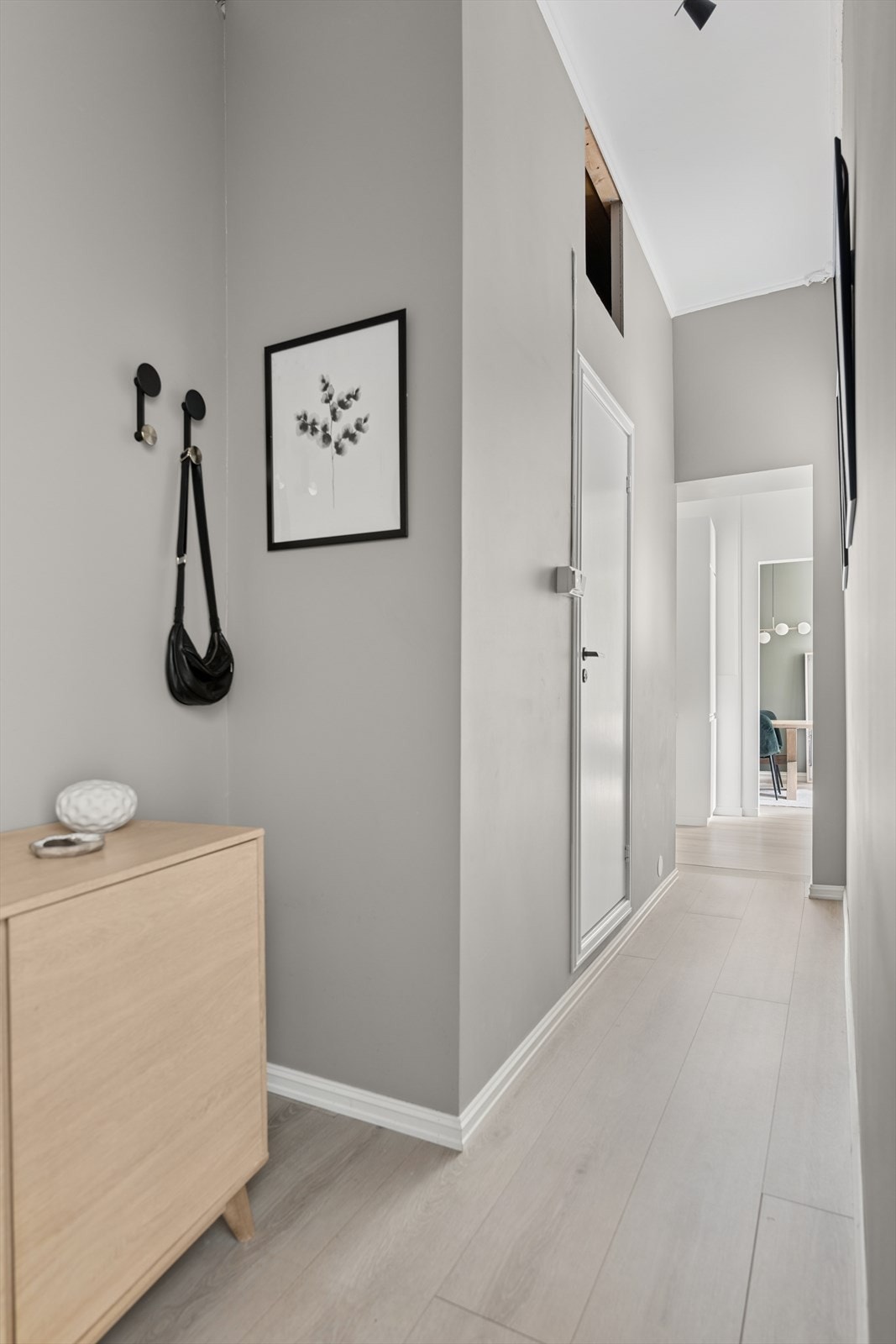 Det er også en praktisk innvendig bod plassert over badet for ekstra oppbevaring. Galleribilde