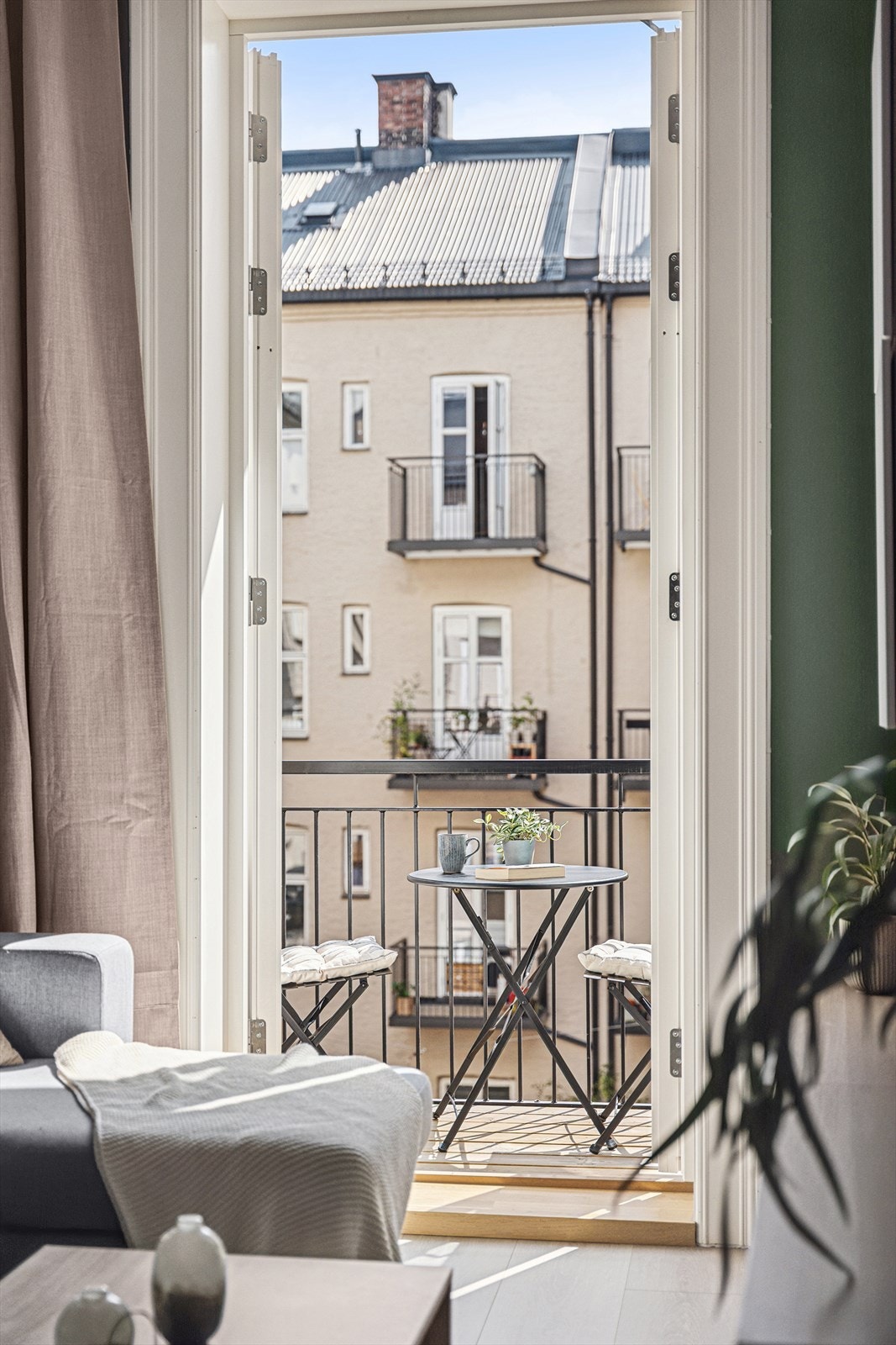 Dette er en 2-roms leilighet i en bygård fra 1899. Leiligheten har en fin beliggenhet i 3. etasje med balkong vendt inn mot bakgården. Boligen har en svært sentral beliggenhet med gåavstand til en rekke fasiliteter. Galleribilde