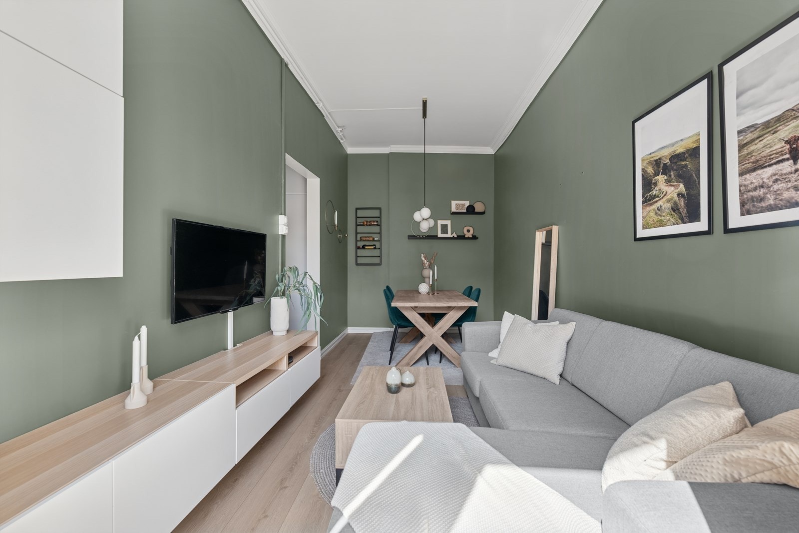 Gjennomført og sosial stue med naturlig plass til både sofakrok og spisebord. Galleribilde