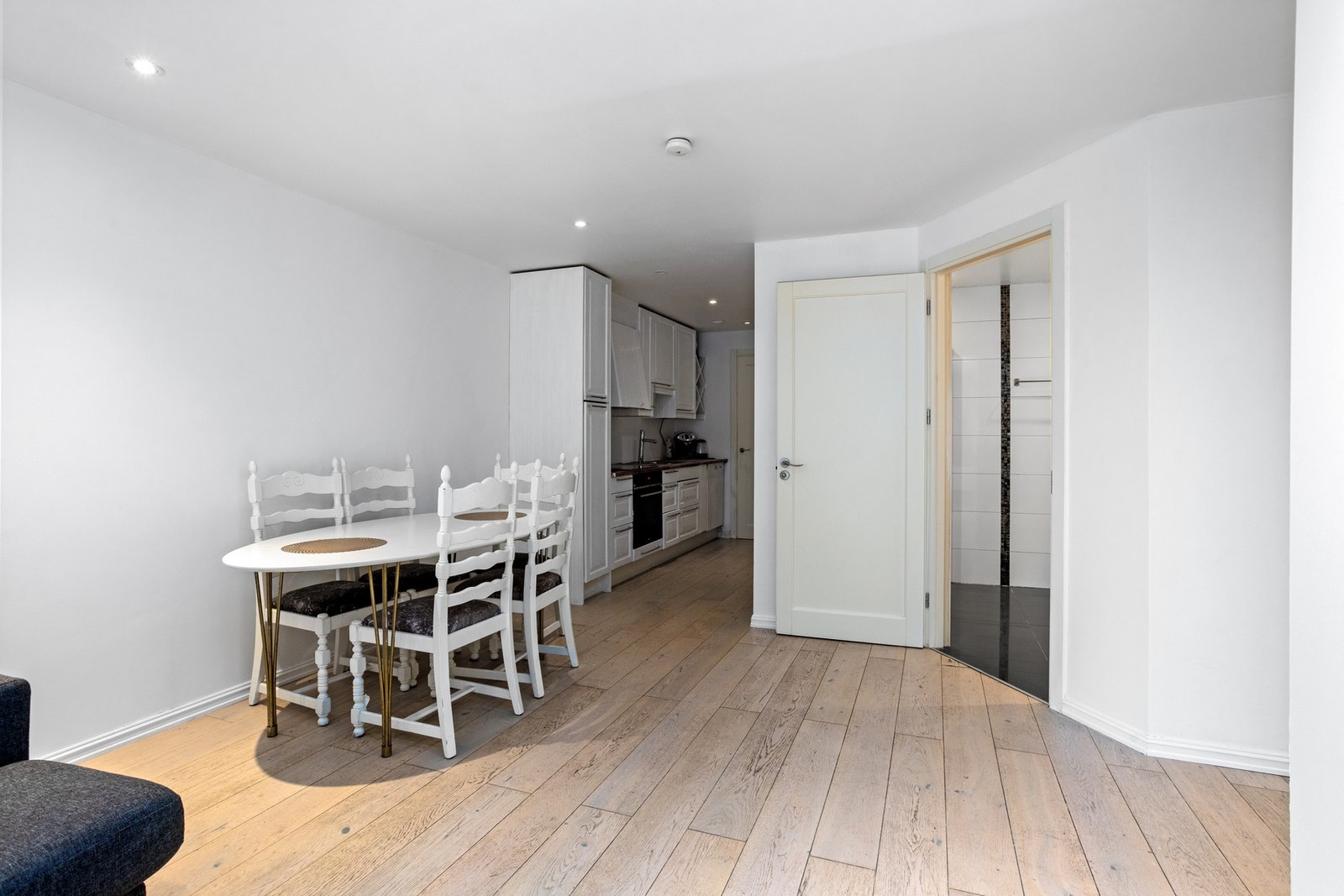 Et spisebord får naturlig plass i grensen mellom stuen og kjøkkenet. Galleribilde