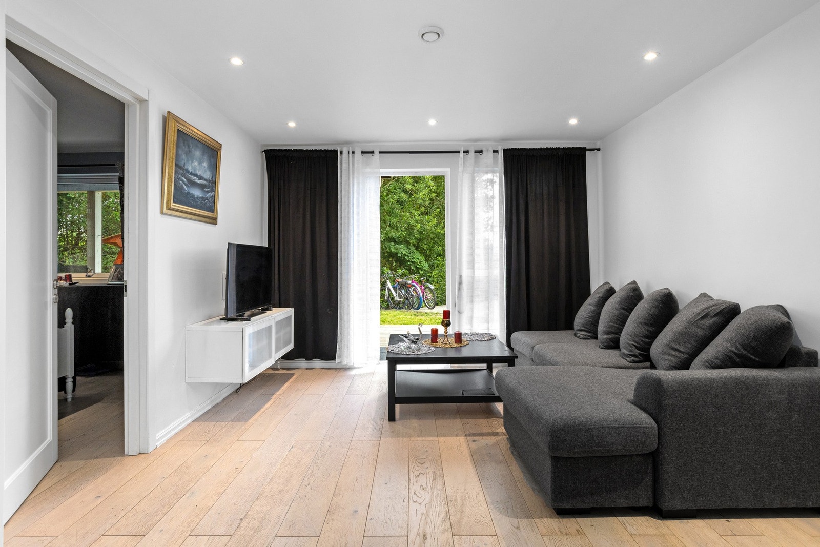 De store vindusflatene gir godt med dagslys og en luftig følelse. Galleribilde