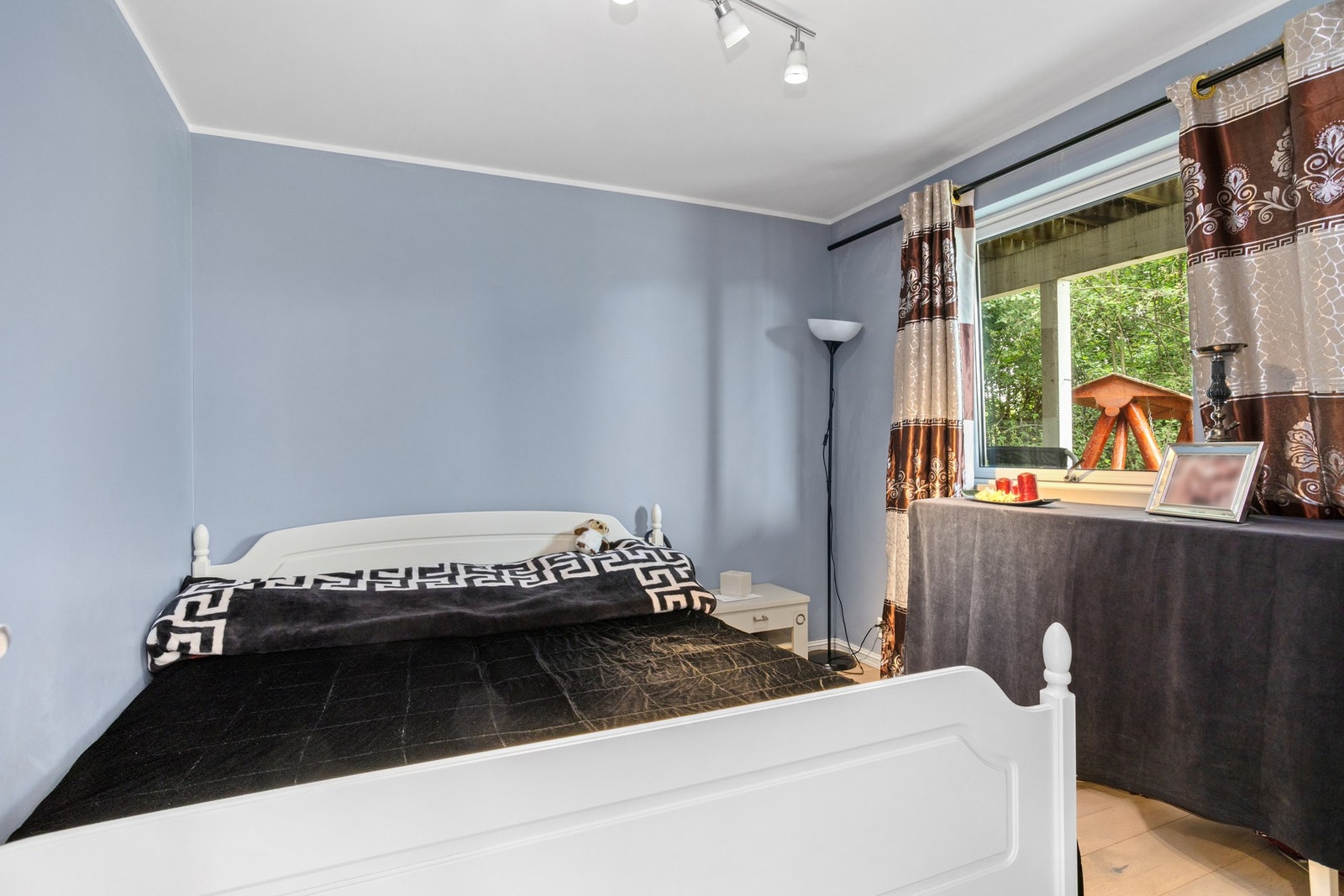 Leiligheten har to soverom. Hovedsoverommet er romslig med plass til dobbeltseng og garderobeløsning. Galleribilde