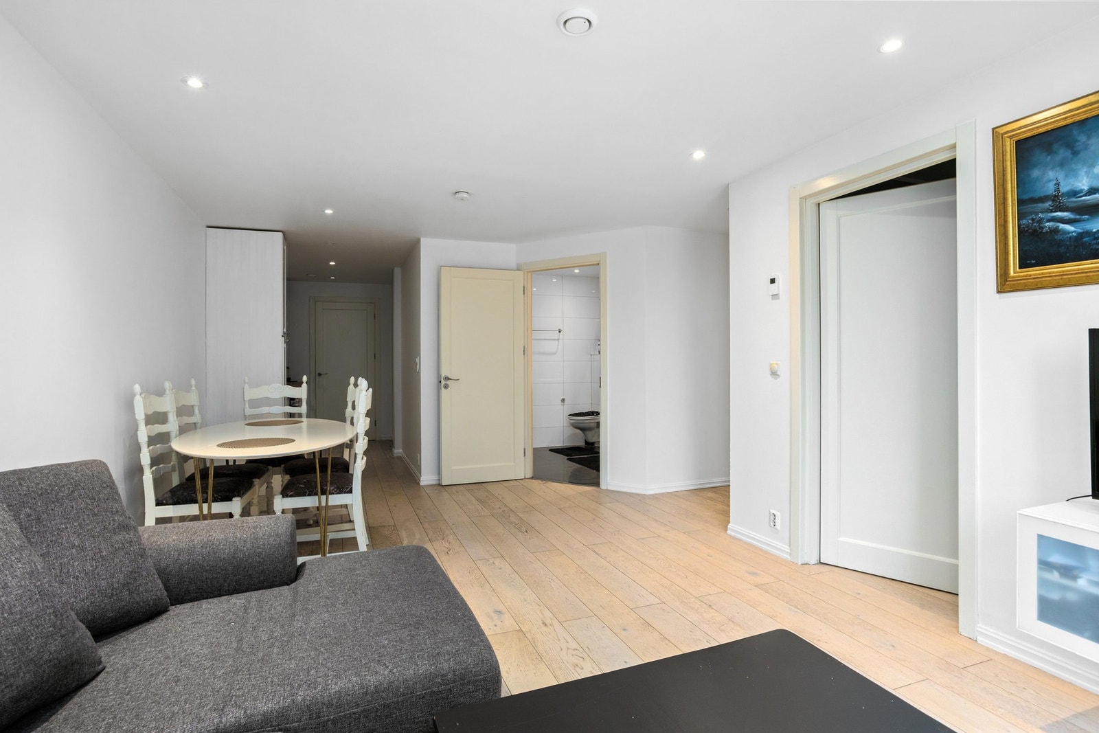 Rommet har god plass til både sofagruppe og spisebord. Galleribilde