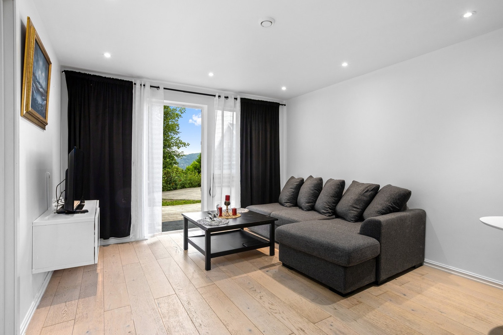 Fra stuen har du direkte utgang til den solrike markterrassen på ca. 29 m², som strekker seg langs fasaden og gir rom for både avslapning, måltider og hyggelige sammenkomster utendørs. Galleribilde