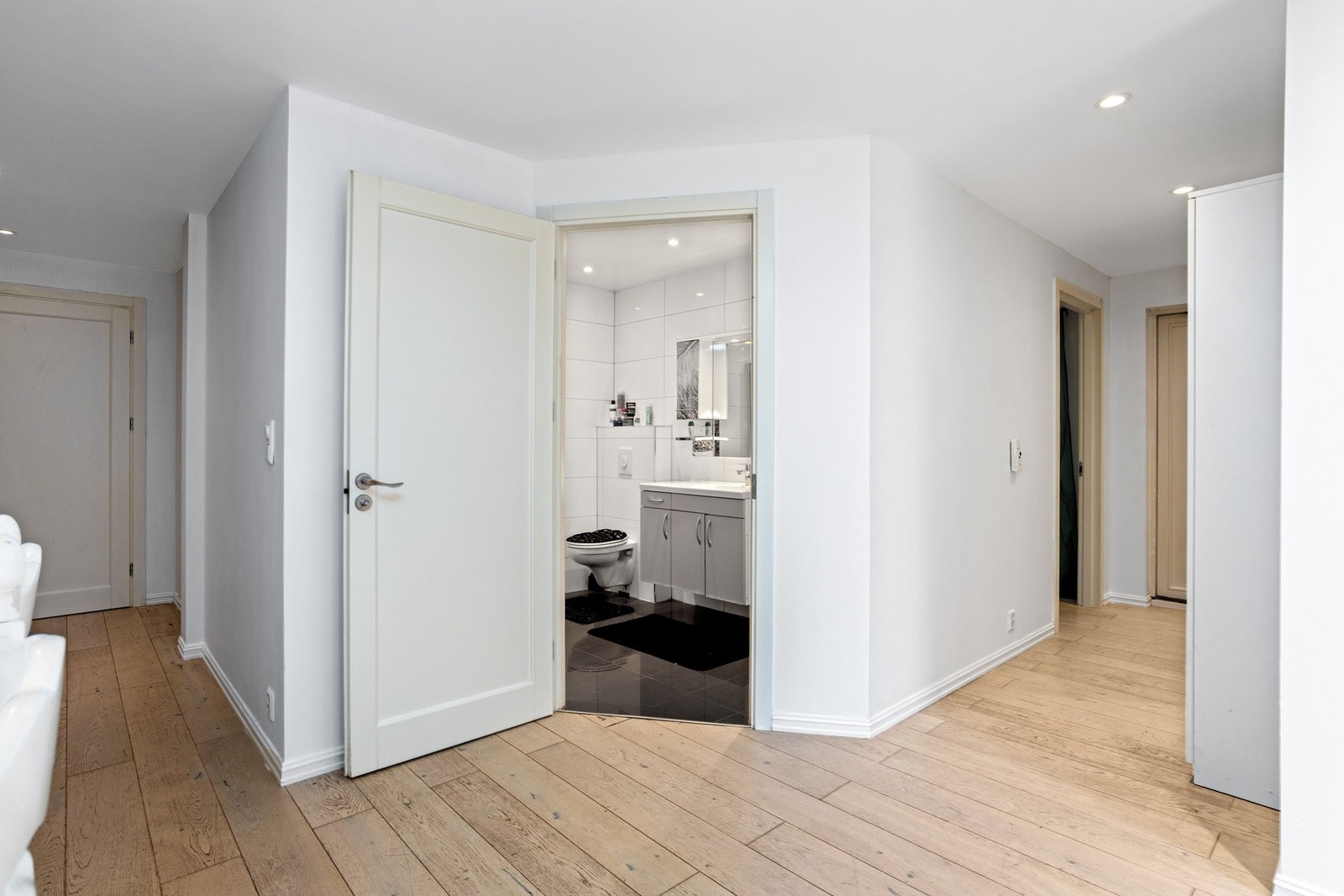 En gang leder inn til bad og de to soverommene. Galleribilde