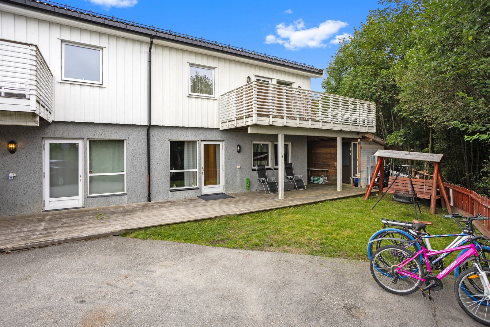 Boligen har en flott uteplass, med en markterrasse og en liten gressplen. Galleribilde