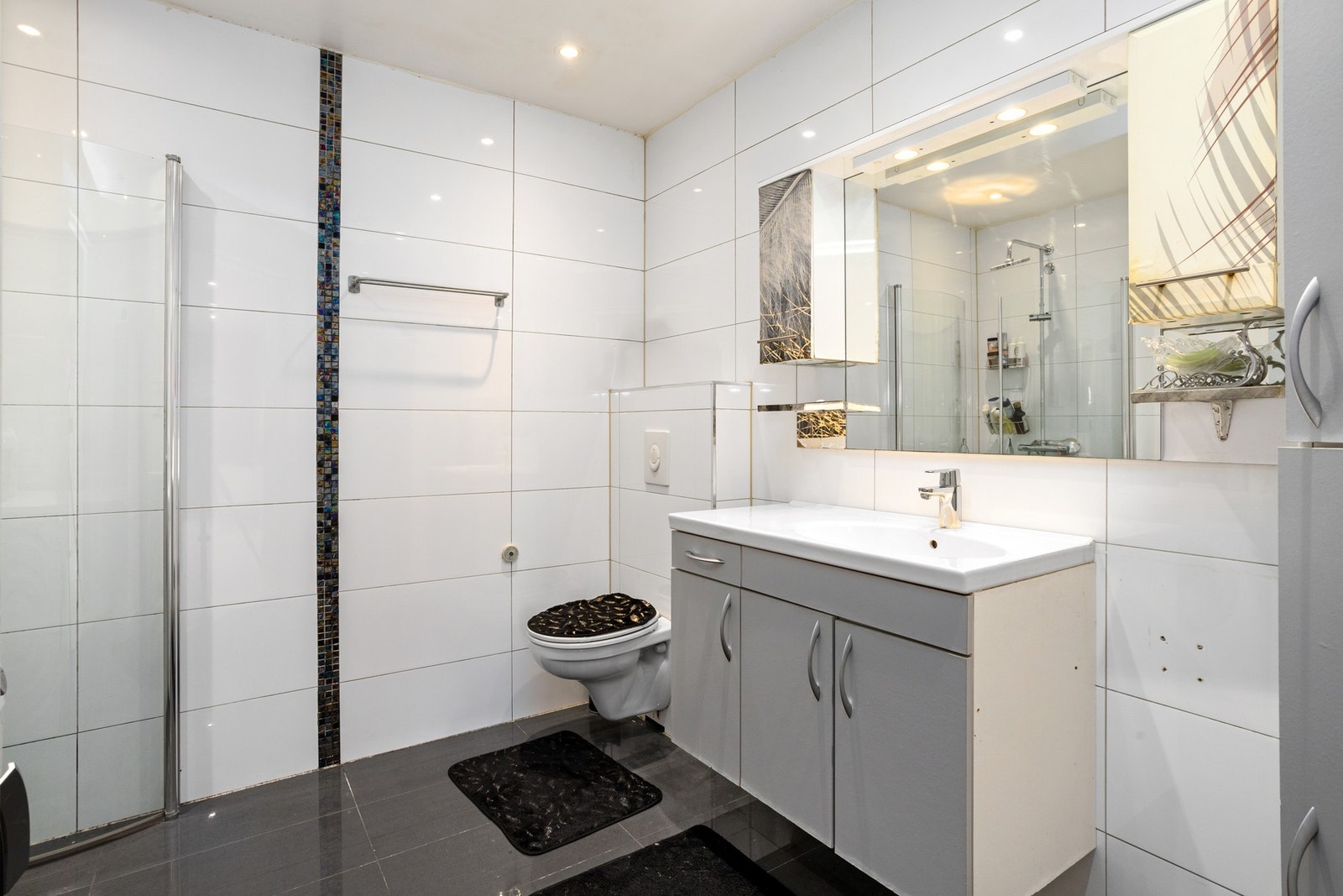 Badet er helfliset med varmekabler i gulvet. Galleribilde