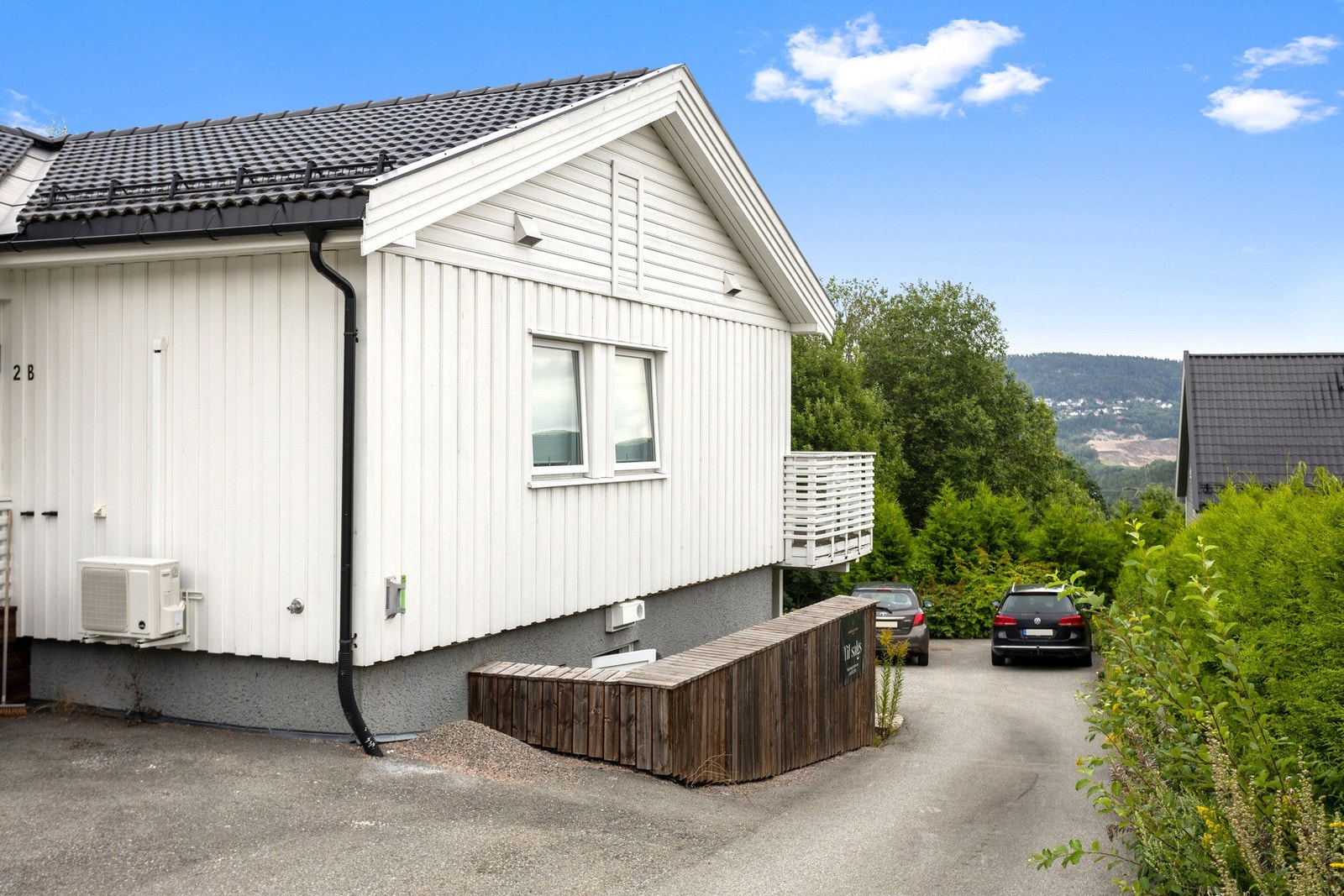 Boligen ligger adskjermet til i et rolig, men alikavel sentralt område i "Sørlandsbyen" Svelvik. Galleribilde