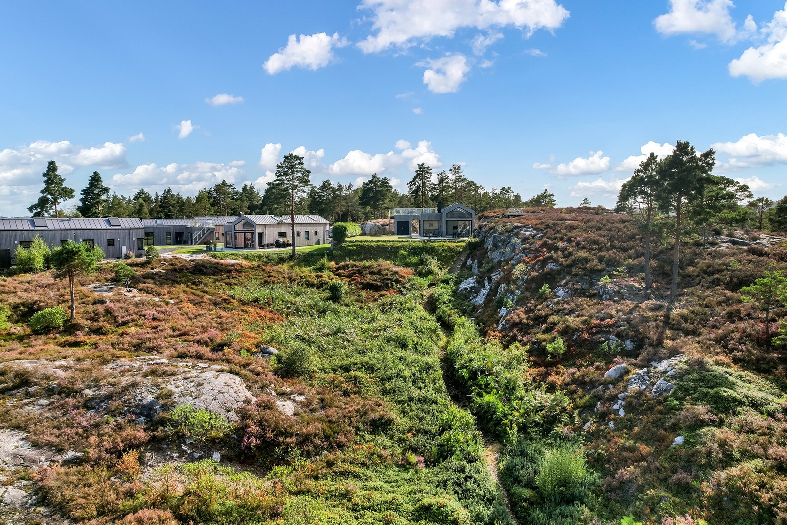 Fra eiendommen går det en hyggelig sti ned til vannet. Galleribilde