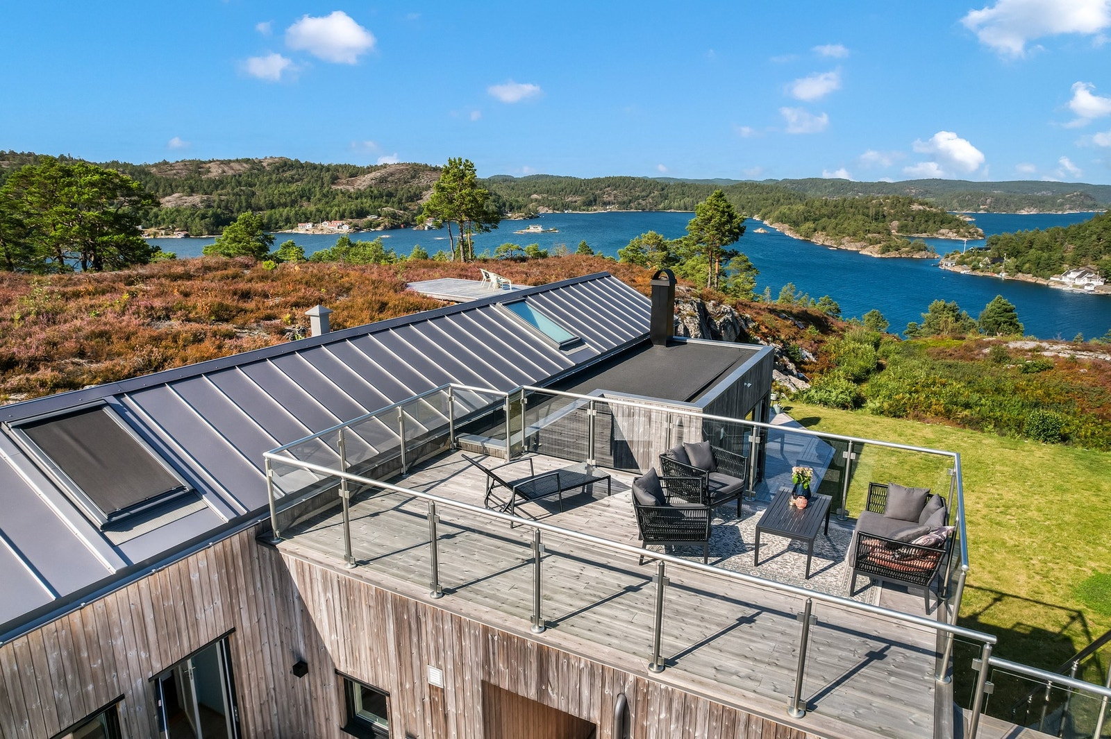 På den pent opparbeidede tomten finner du flere attraktive uteplasser som inviterer til lange sommerdager og lune kvelder. Galleribilde