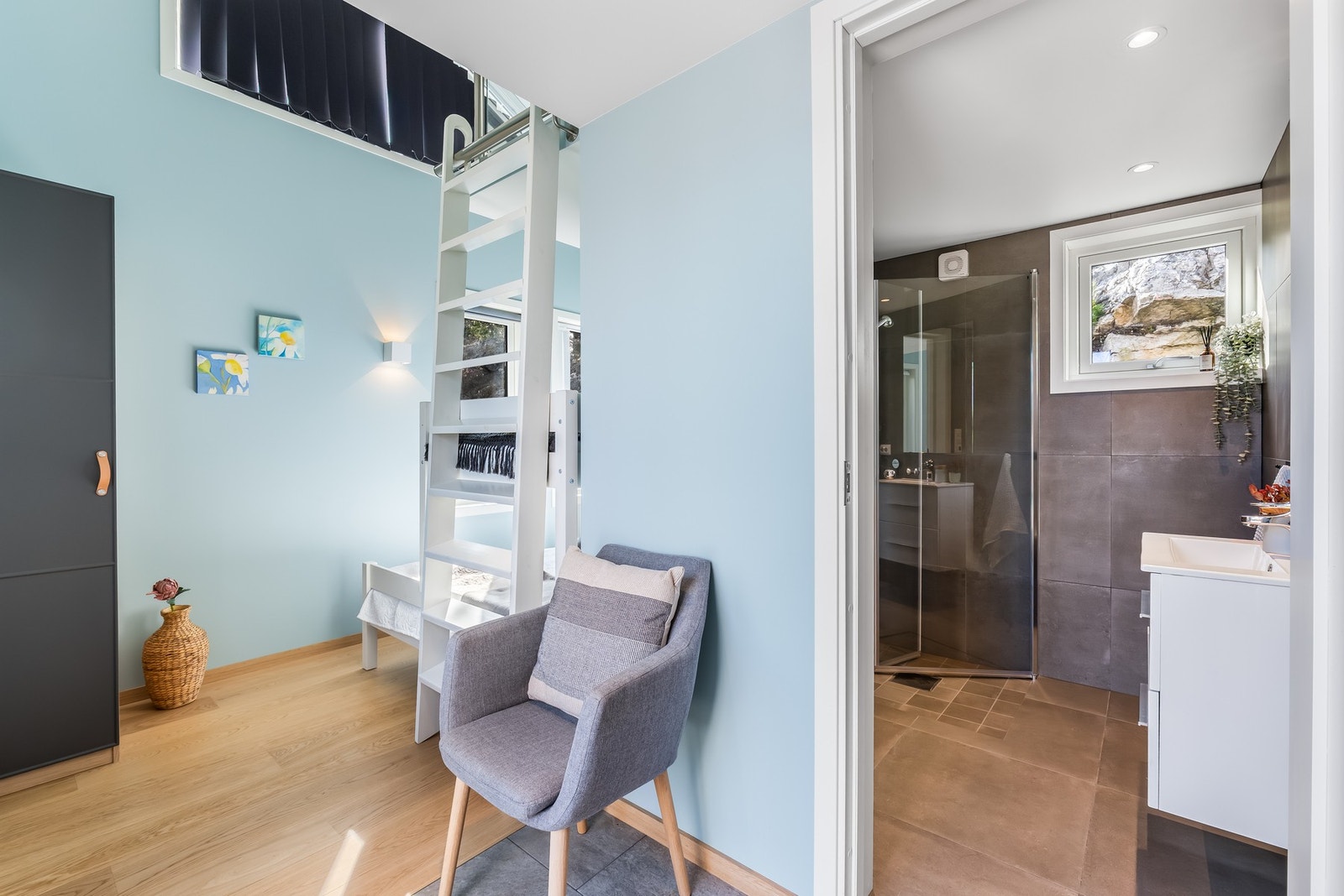 Planløsningen er romslig med tre soverom og en innbydende hems. Ett av soverommene har egen utvendig inngang og privat bad - perfekt for gjester. Galleribilde