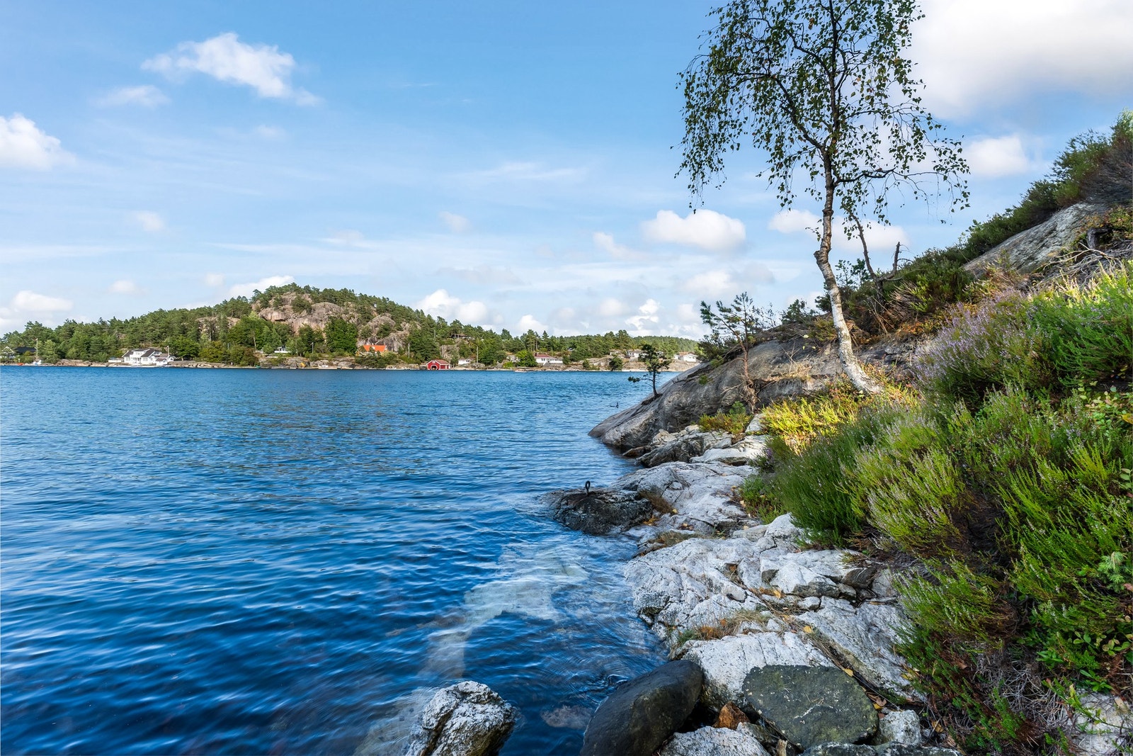 Kragerøs skjærgård består av nesten 500 holmer og skjær, lett tilgjengelig med båt fra eiendommen. Galleribilde