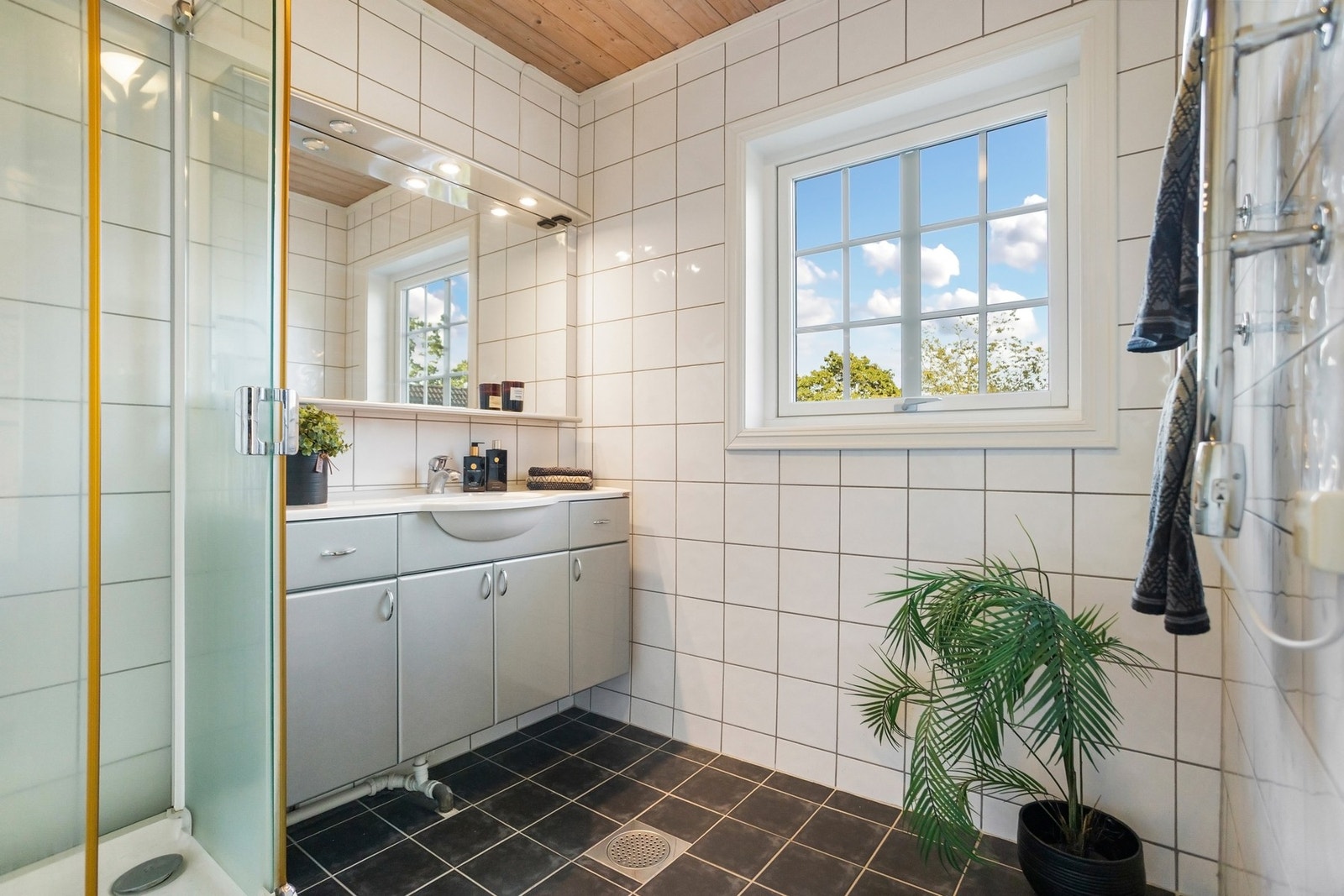 Badet med adkomst fra soverommet er helfliset med gulvvarme. Galleribilde