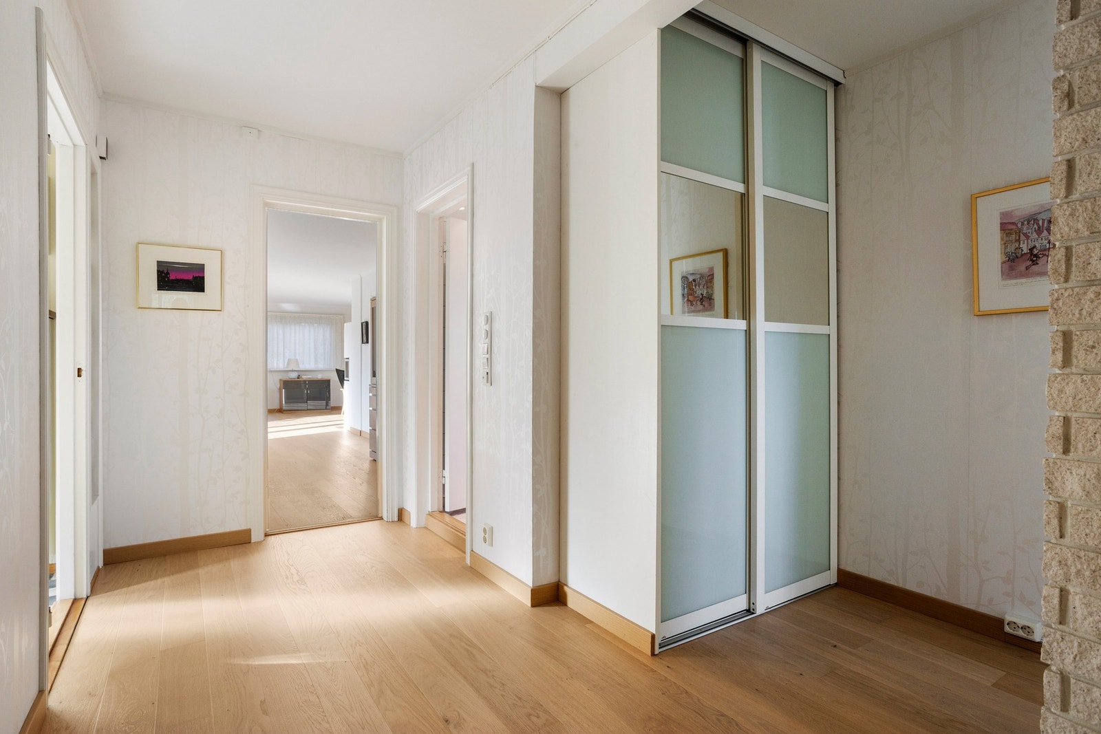 Gangen fungerer som et knutepunkt i første etasje med adkomst til flere rom. Galleribilde