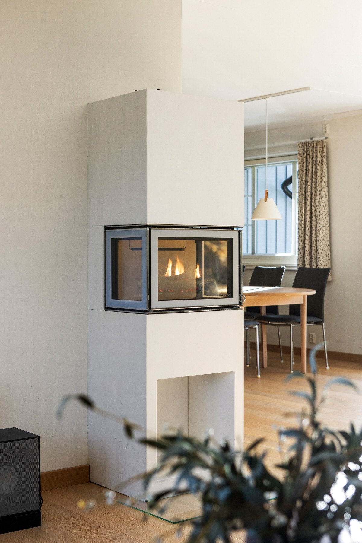 Rommet er utstyrt med en peisovn som gir både varme og stemning. Galleribilde