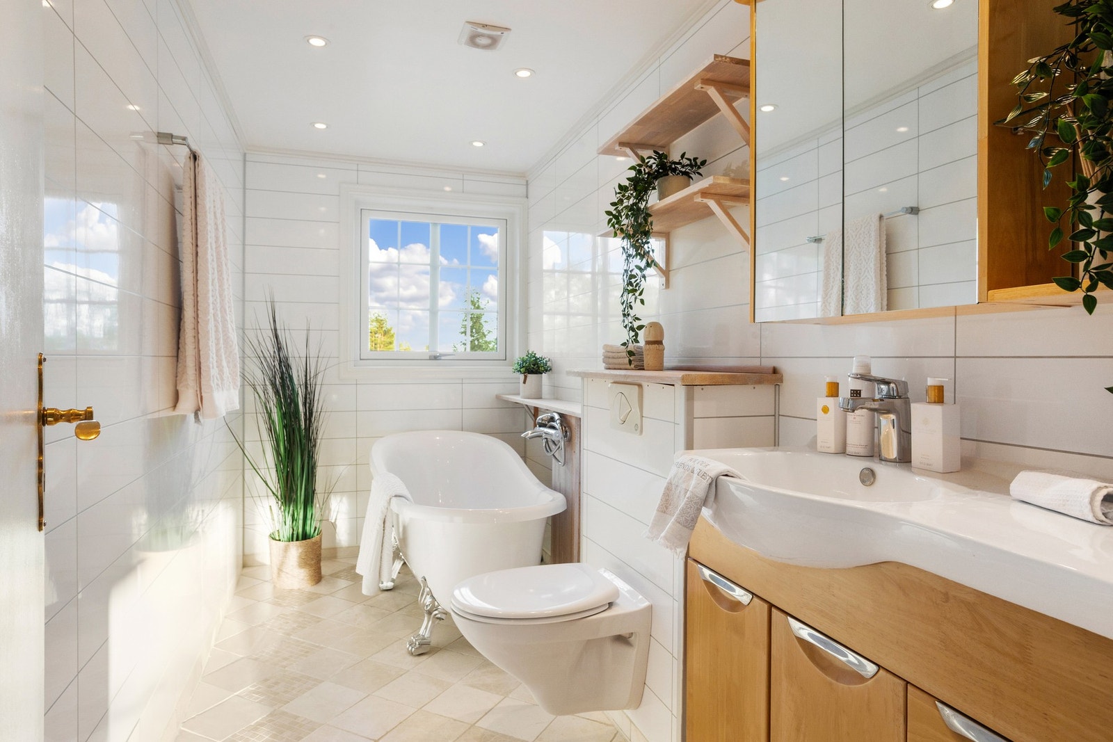 Badet med adkomst fra gangen ble oppgradert i 2008 og har flislagt gulv med gulvvarme. Galleribilde