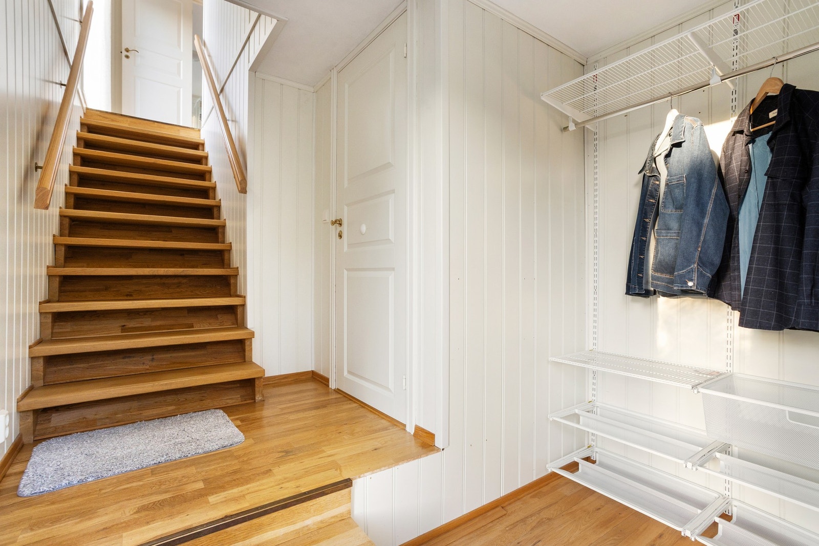 Entré med plass til oppheng for yttertøy og sko. Galleribilde