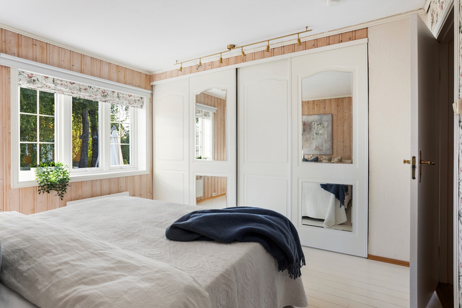 Hovedsoverommet er romslig og har integrert garderobeskap som gir ekstra oppbevaringsplass. Galleribilde