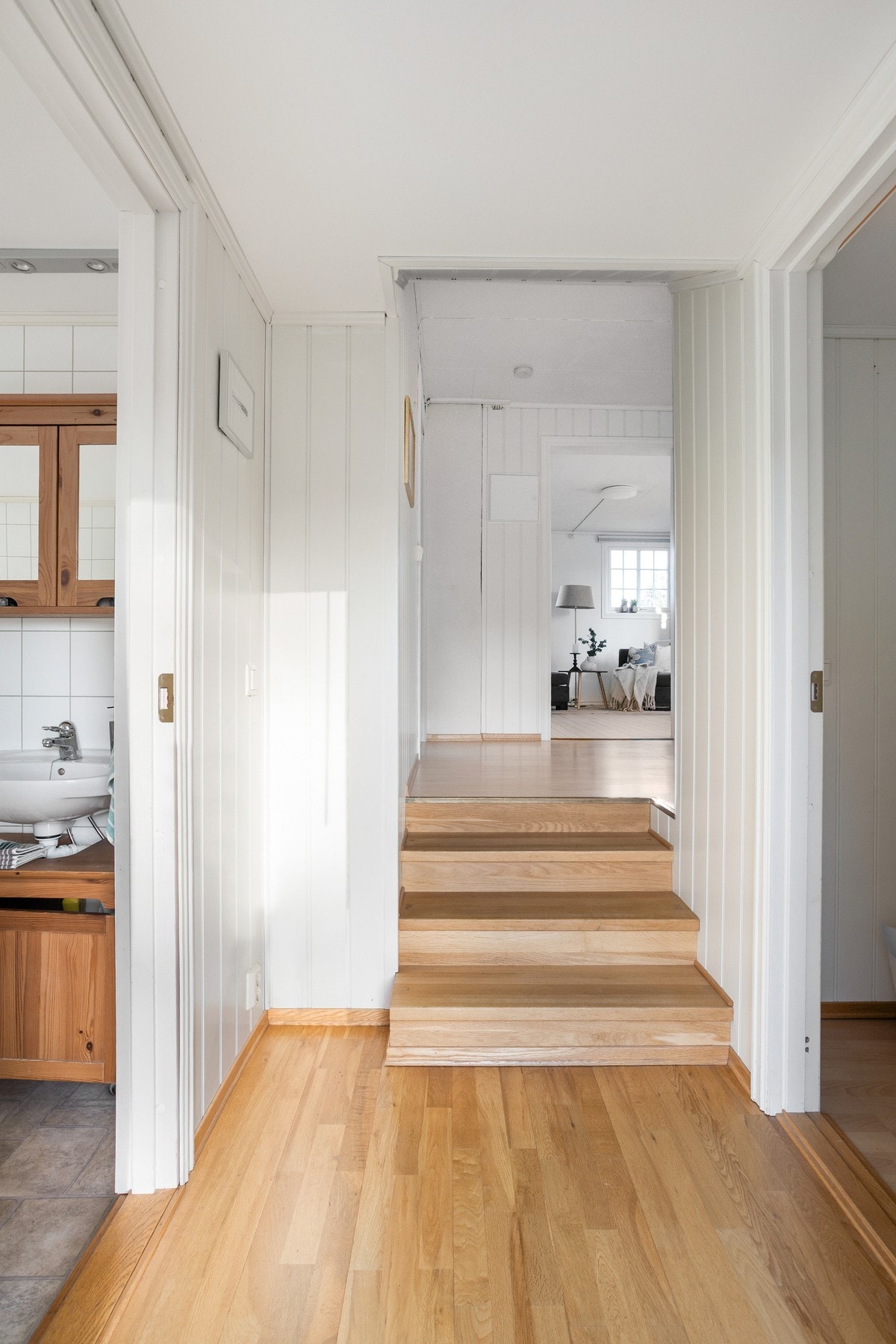 Andre etasje består av stue, 2 soverom, kontor, bad og kjøkken - ideelt for ungdom, gjester eller utleie. Galleribilde