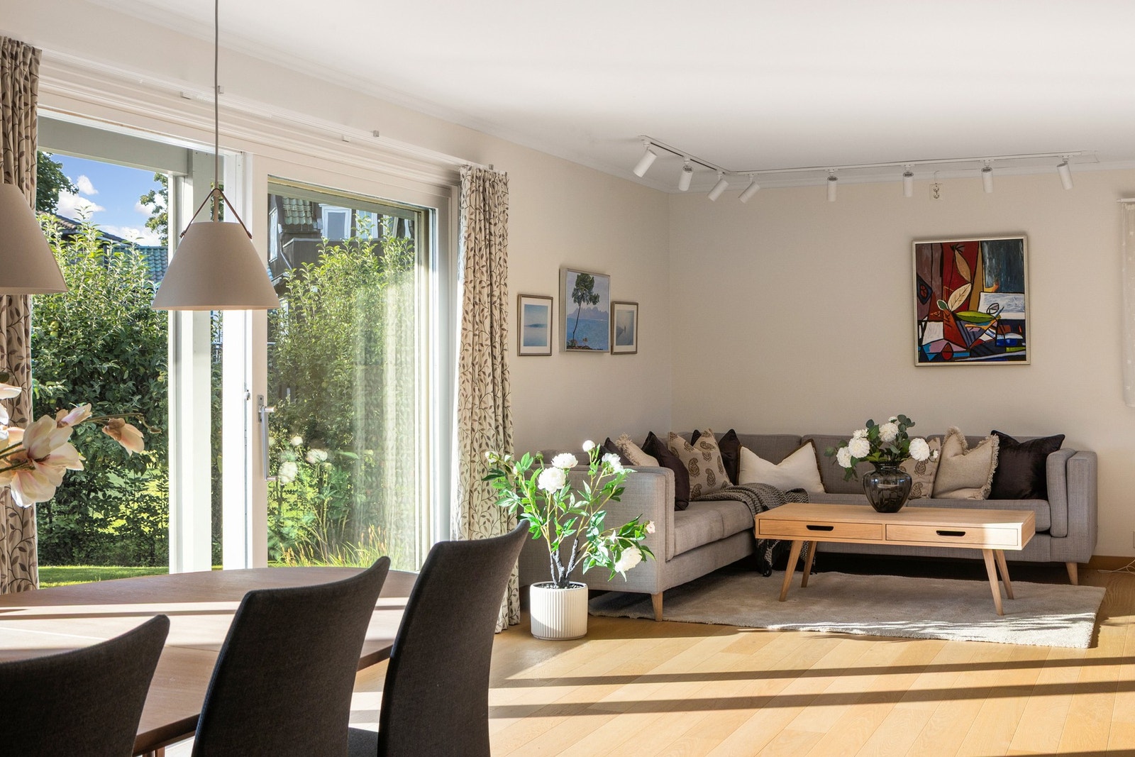 Stue med stilrene overflater og flotte gulv som skaper et helhetlig og innbydende uttrykk. Galleribilde