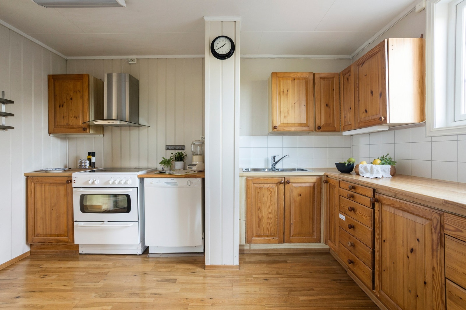 Innredningen har benkeplater i både tre og laminat, med laminert plate mellom benkeplate og overskap. Galleribilde