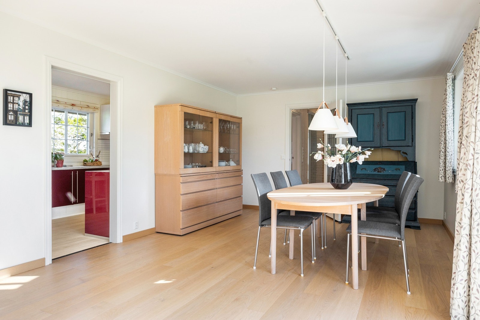 Blant annet kommer du til boligens stue med tilhørende spisestue - et lyst og trivelig oppholdsrom. Galleribilde