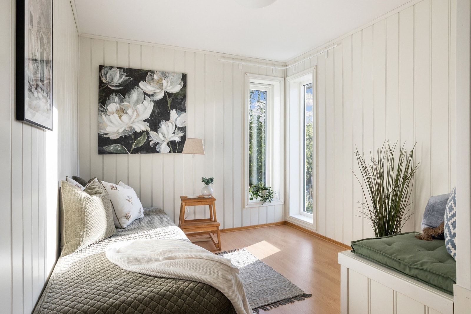 Soverommene er romslige og gir god plass til ønsket soveromsmøblement. Galleribilde