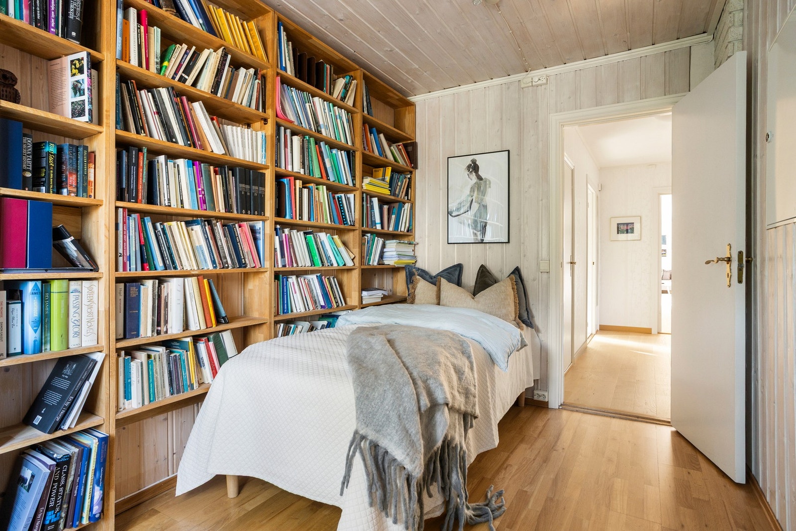 Soverom nr. 2 egner seg godt som gjesterom, barnerom eller hjemmekontor, avhengig av behov. Galleribilde