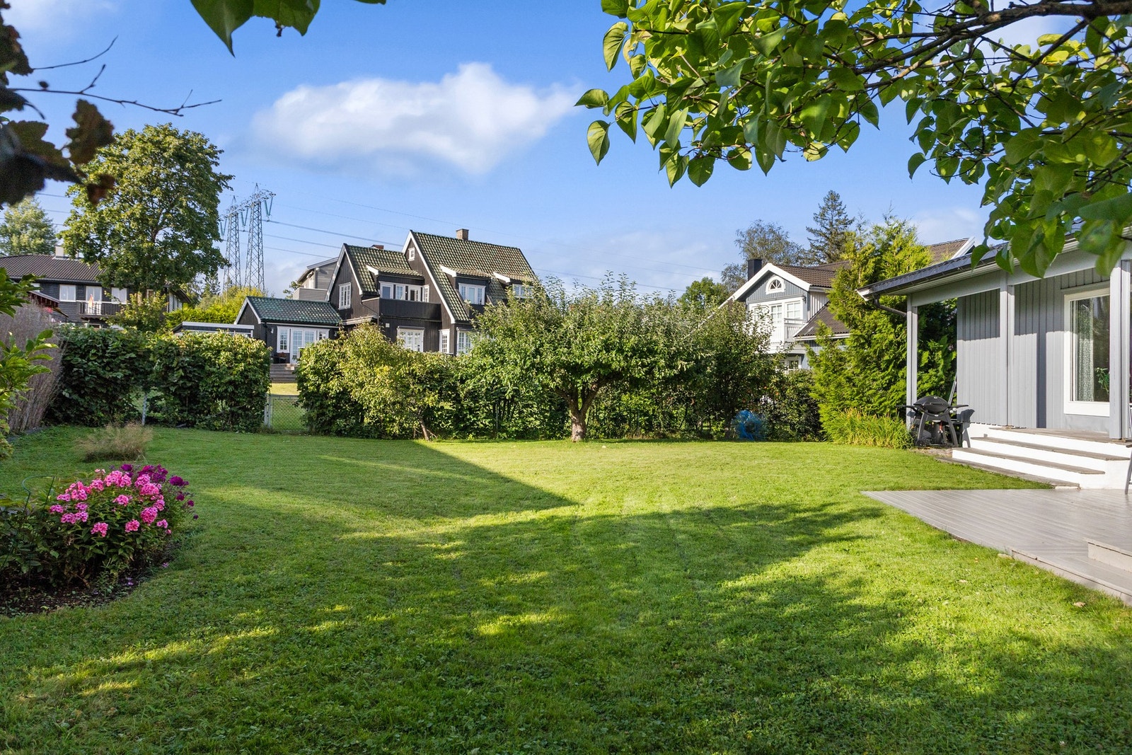 Hagen er pent opparbeidet med vakre frukttrær og bærbusker som bidrar til et frodig uteområde. Galleribilde