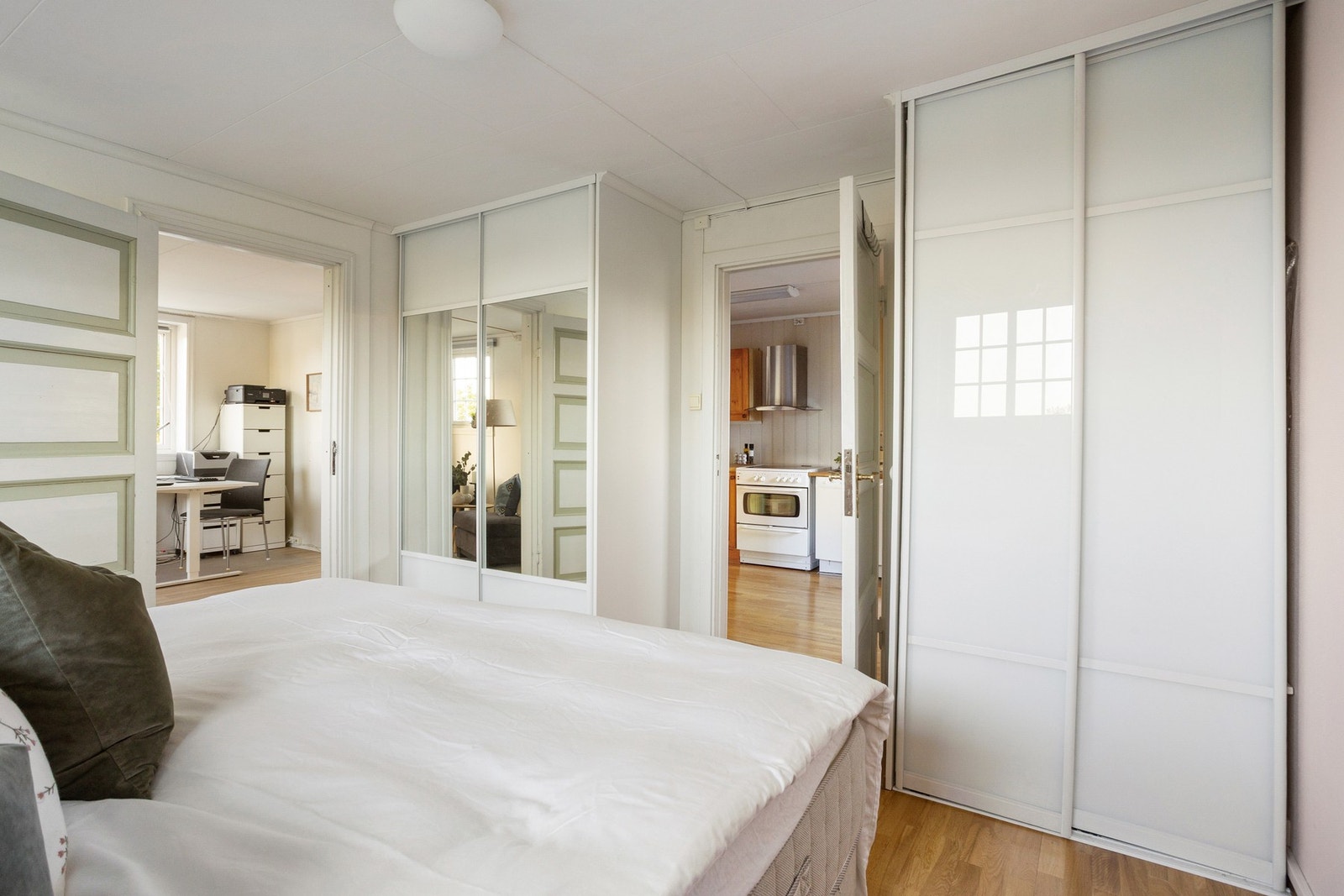 Her er det to store integrerte garderobeskap med rikelig plass til oppbevaring av klær og sko. Galleribilde