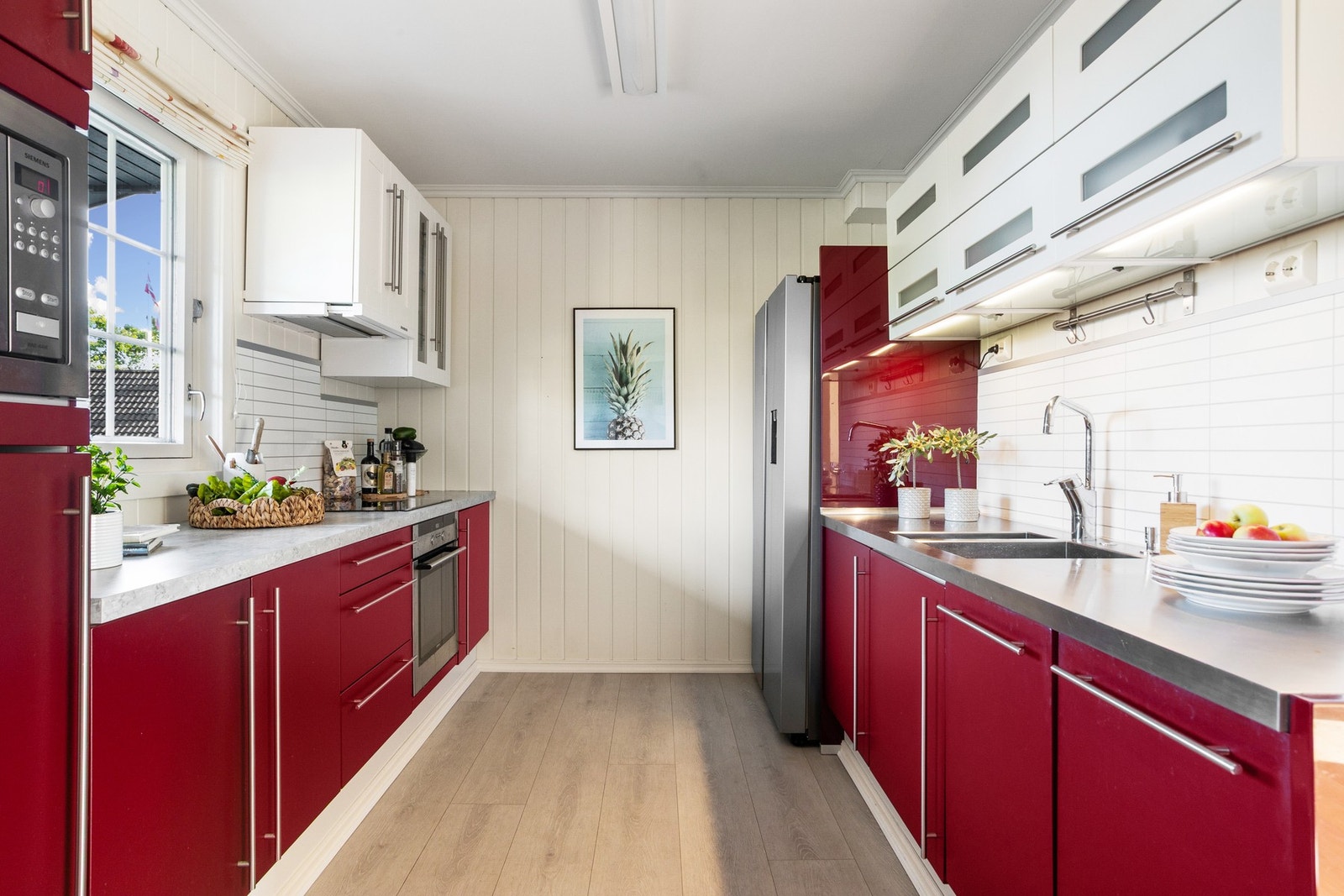 Et praktisk kjøkken med mye skap- og benkeplass. Galleribilde