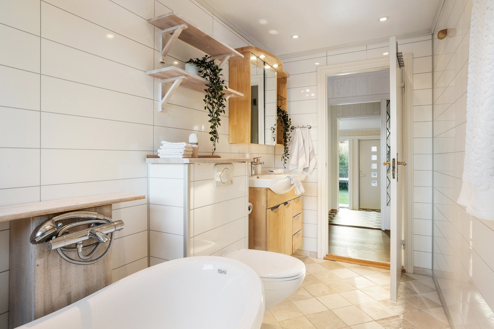 I første etasje finner du to praktiske bad - det ene med adkomst fra gangen, det andre med direkte inngang fra hovedsoverommet. Galleribilde