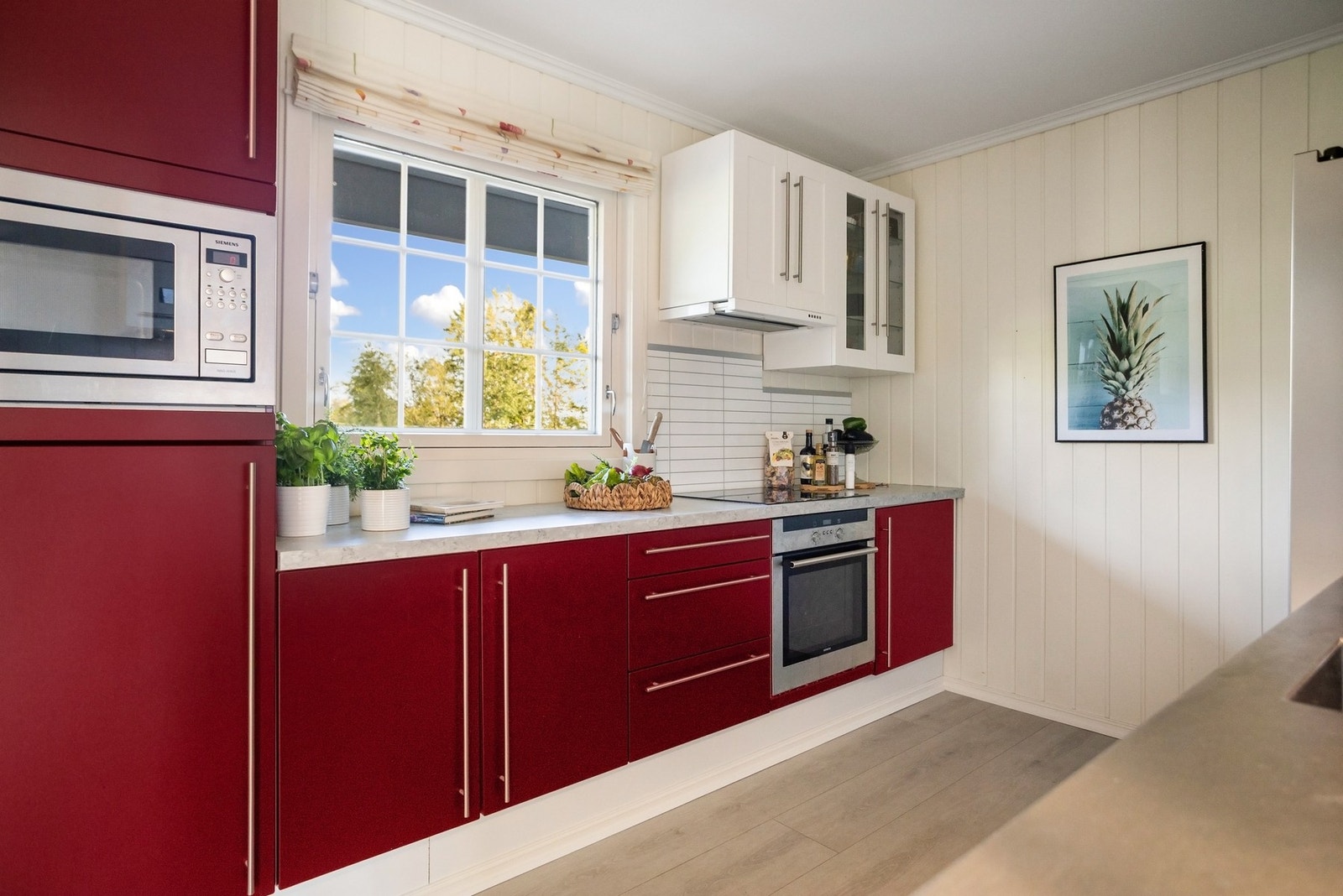 Laminerte benkeplater og tilhørende laminerte plater mellom benk og overskap. Galleribilde