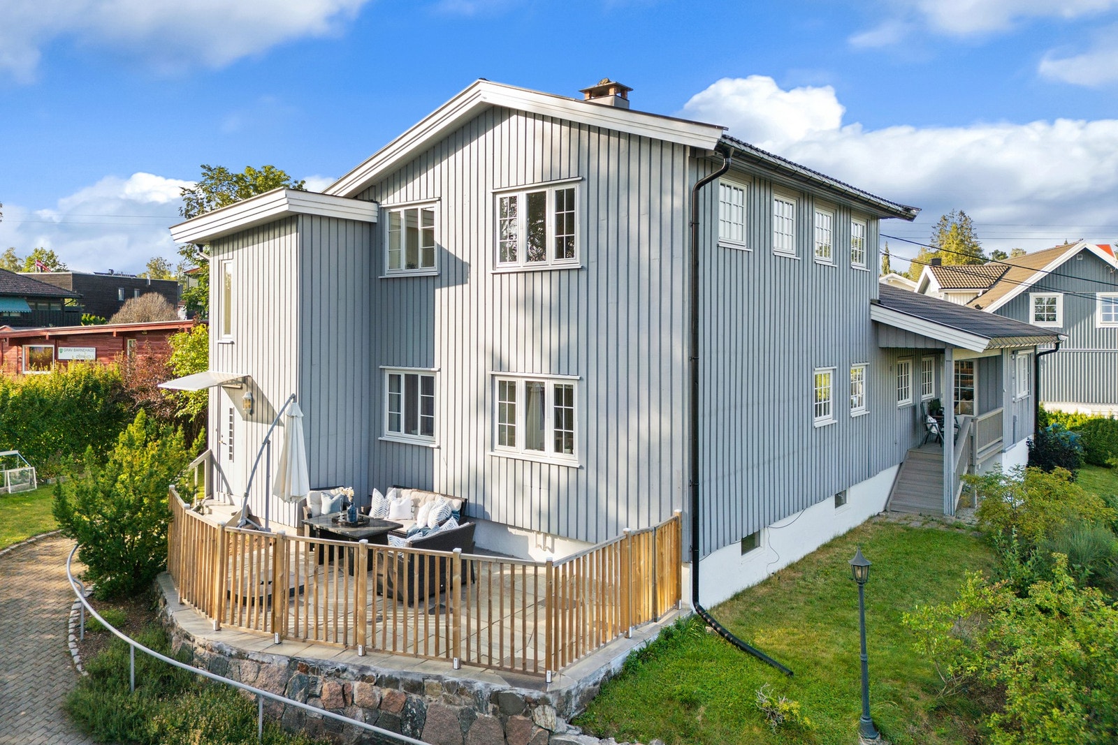 Ved inngangen til andre etasje er det en 23 kvm skiferbelagt uteplass. Galleribilde