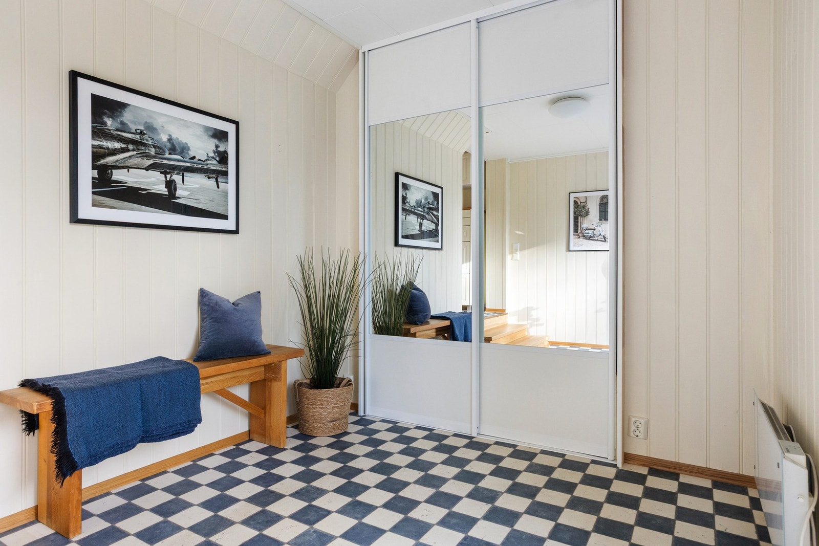 Lys og praktisk hall med integrert garderobeskap (ekstra dybde), som gir rikelig plass til sko og yttertøy. Galleribilde