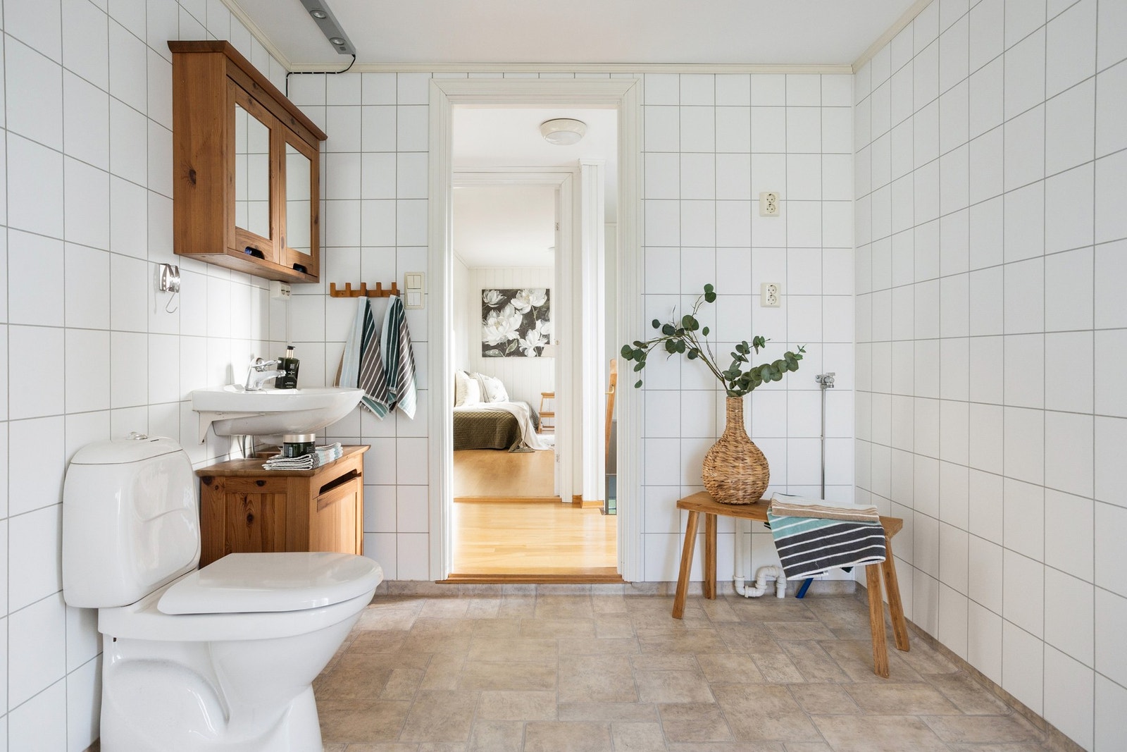 Helfliset bad fra 2008 med servant, speilskap, gulvstående toalett og dusjkabinett. Galleribilde