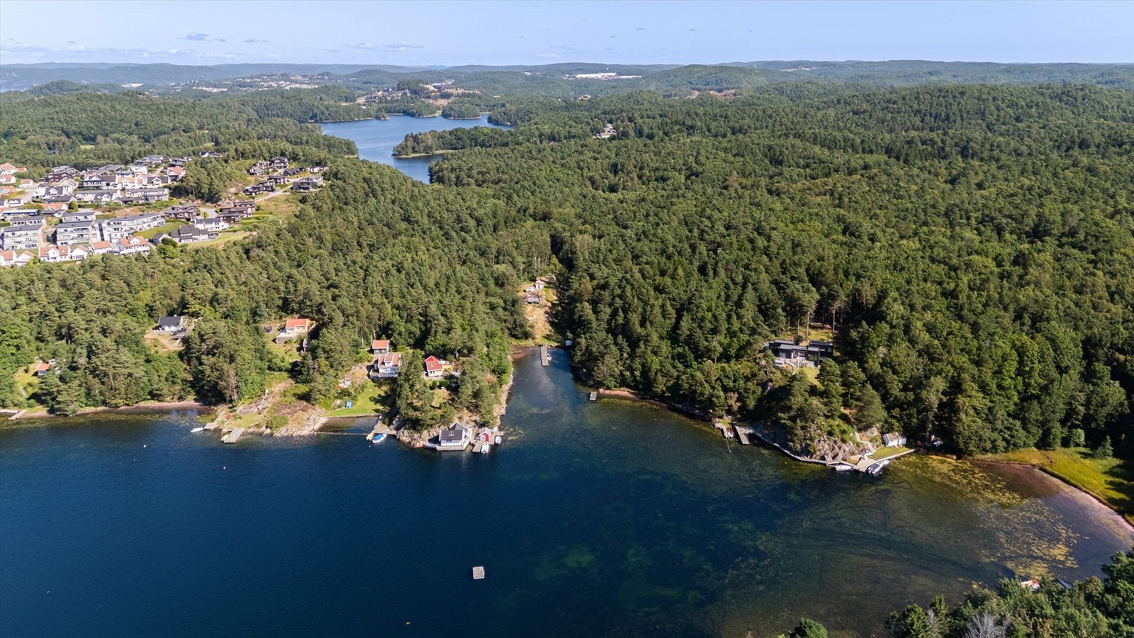 Tomten ligger innerst i Fidjekilen med utsikt utover kilen. Galleribilde