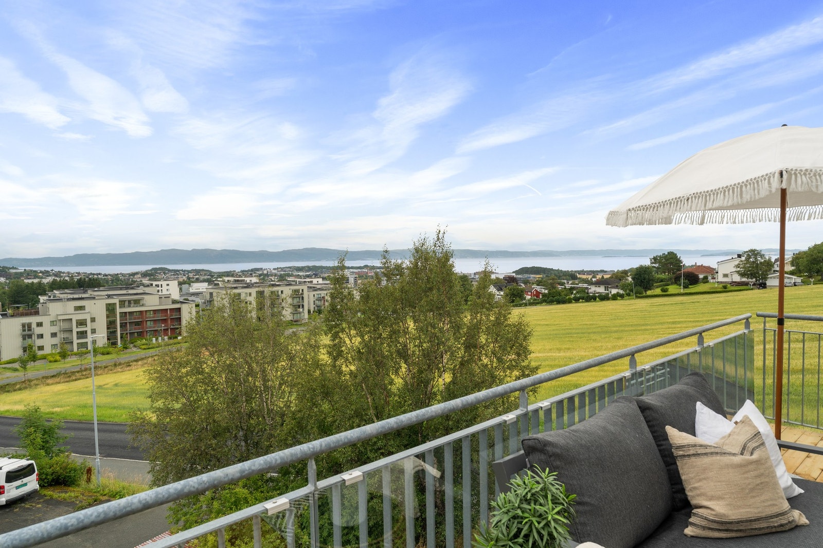 Herlig utsikt mot fjorden både fra verandaen og inne i selve leiligheten. Verandaen måler 16 m², og det er nettopp lagt nye terrassebord. Galleribilde