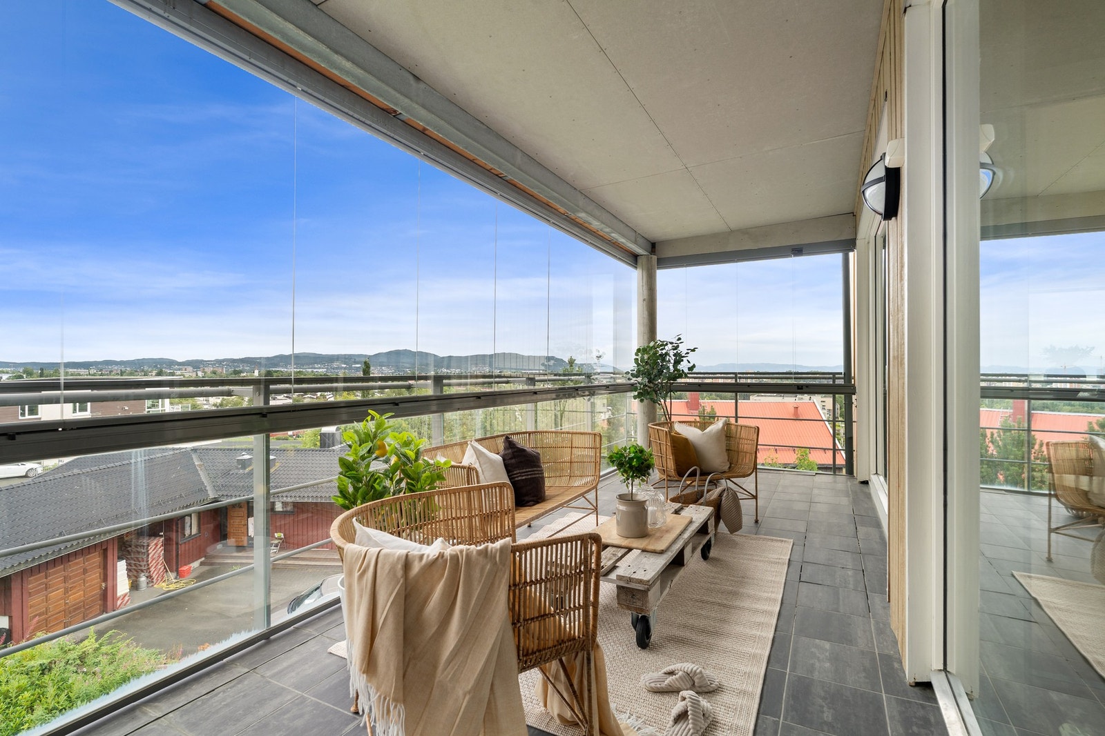 Stor og flott innglasset veranda på hele 16 m². Her kan man også skyve glassvinduene til side for å få sol og luft inn på verandaen. Galleribilde