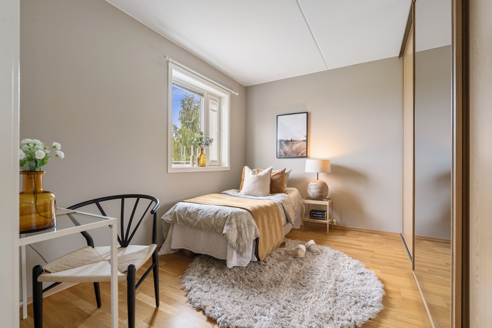 Leilighetens tredje soverom - dette også med en stor skyvedørsgarderobe. Alle soverommene er av en god størrelse - dette er det minste av dem og måler 10,6 m². Galleribilde