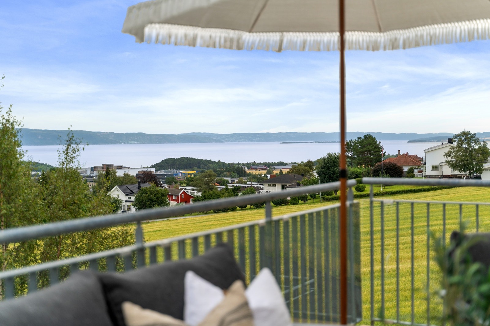 Gode solforhold på verandaen. Her har man ettermiddags- og kveldssol, samt nydelige solnedganger. Leiligheten har to verandaer, der den andre er innglasset. Galleribilde