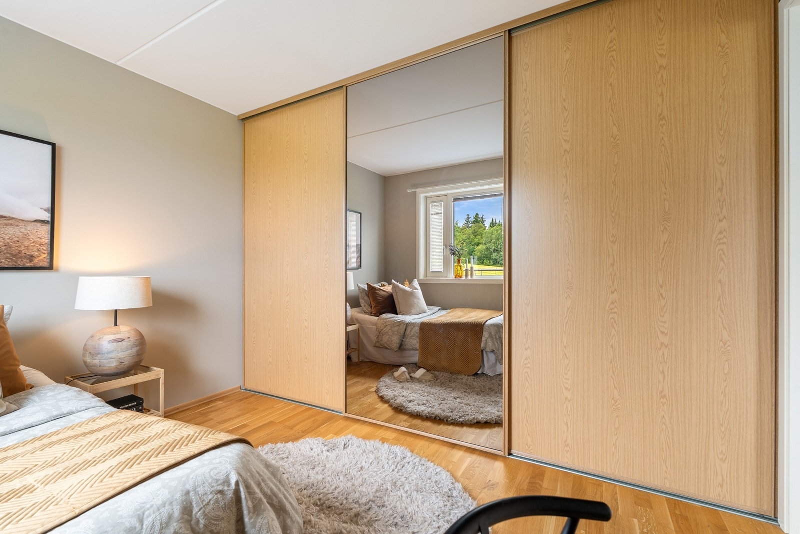 Skyvedørsgarderoben går hele veien langs den ene langsiden av rommet. Galleribilde