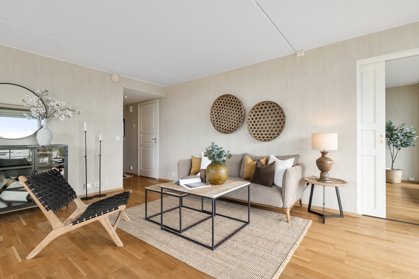 Massevis av plass til å møblere etter eget ønske i suta. Ved siden av stua ligger et soverom, som også har blitt benyttet som en stue nummer 2 i boligen. Galleribilde