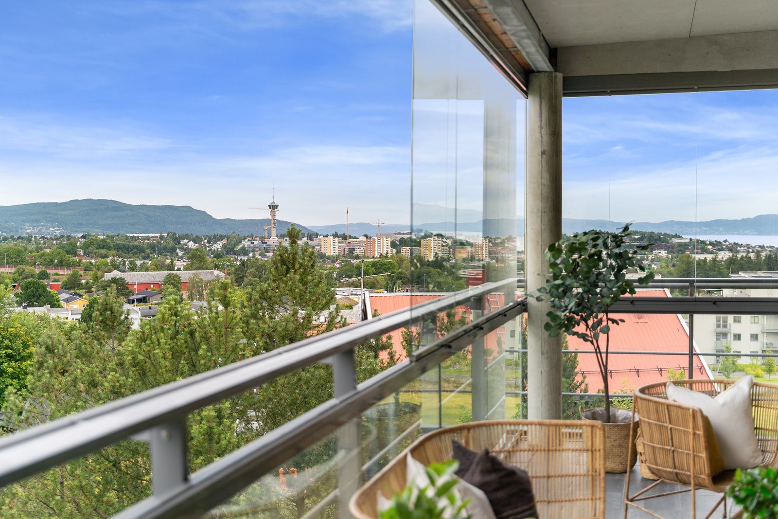 Utsikten fra denne verandaen er heller ikke av de verste. Her har man formiddags- og ettermiddagssol. Galleribilde