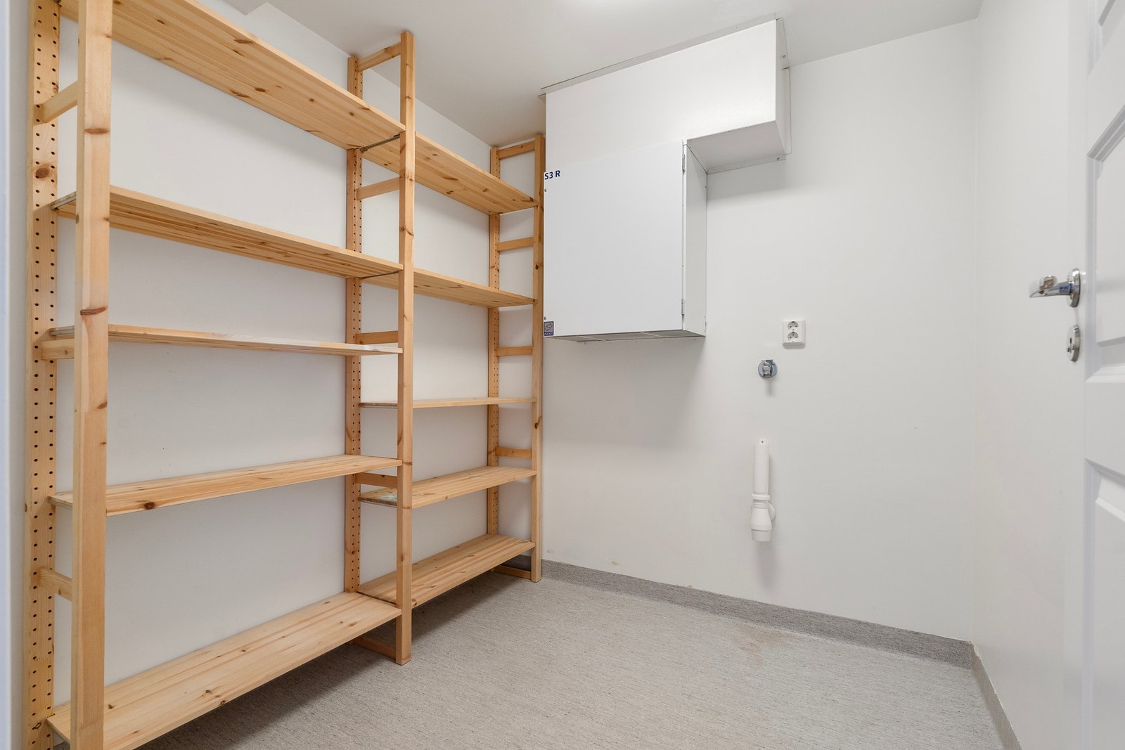 Innvendig bod/teknisk rom på 4 m². Her har man også opplegg for vaskemaskin. I tillegg har man en ekstra bod i kjelleretasjen, som måler 5 m². Godt med oppbevaringsplass. Galleribilde