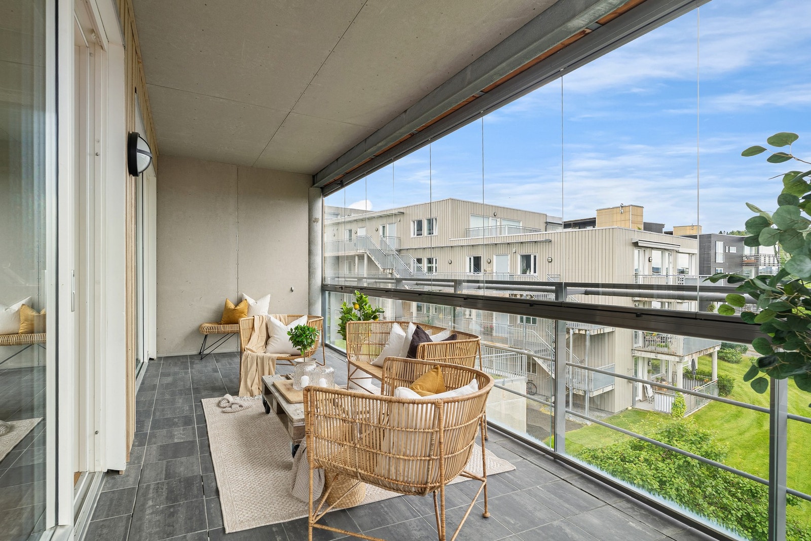 Verandaen ligger også åpent og fritt til mht. nærliggende bygg og omgivelser. Åpen og luftig følelse på verandaen. Galleribilde